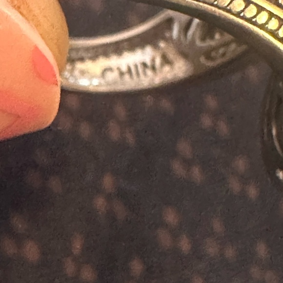 Sterling silver with green gemstones bypass ring - Picture 3 of 5